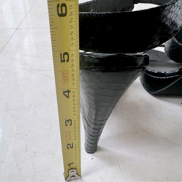 CL by Laundry strappy platform sandals black snake skin size 8M - Picture 8 of 8